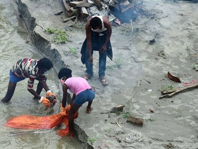 Rio Ganges deja al descubierto cadáveres de COVID-19 en la India. Foto: Getty Images