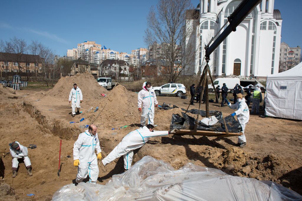 Fosa común en Bucha, Ucrania. (Photo by Anastasia Vlasova/Getty Images)