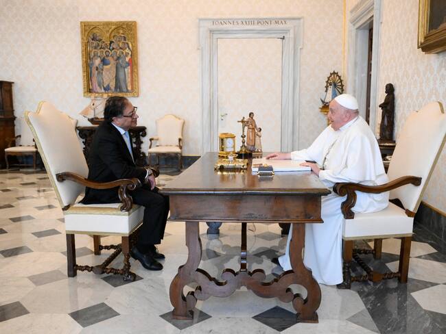 Presidente Gustavo Petro y papa Francisco en reunión. Foto: Suministrada.