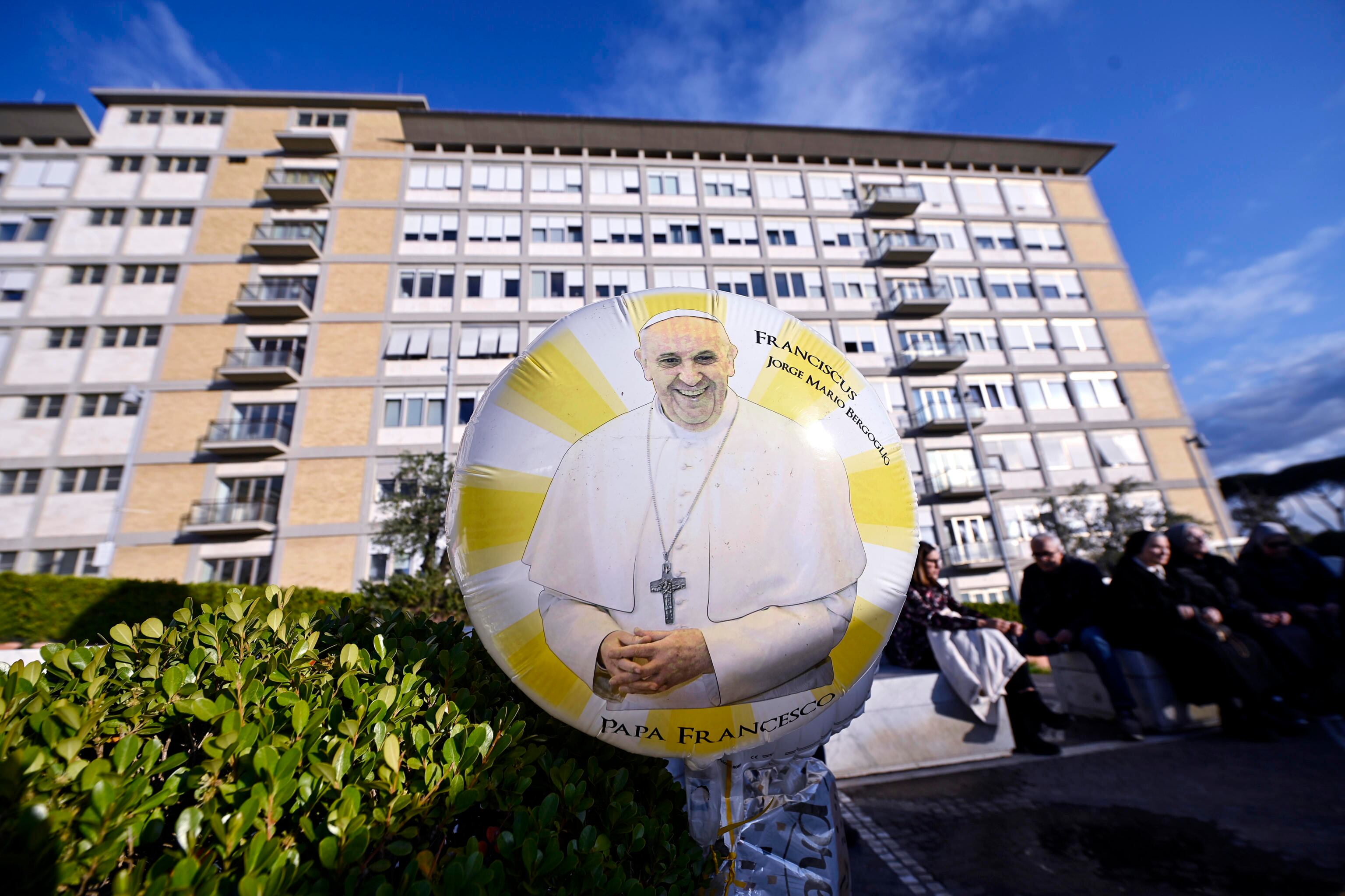 Roma (Italia), 02/03/2025.- Un globo con la imagen del papa Francisco se ve delante de la estatua del papa Juan Pablo II a la entrada del Hospital Gemelli, donde Francisco está hospitalizado.