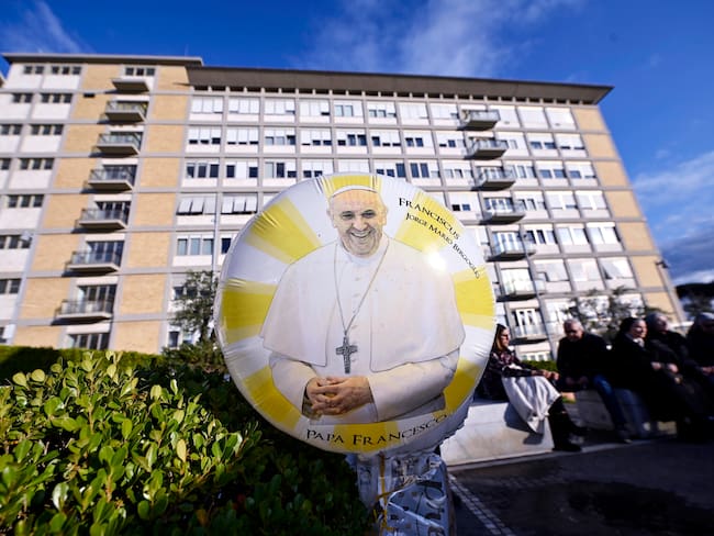 Rome (Italy), 02/03/2025.- A balloon with the image of Pope Francis is seen in front of the statue of Pope John Paul II at the entrance to the Gemelli Hospital, where Pope Francis is hospitalized, in Rome, Italy, 02 March 2025. Pope Francis was admitted to the Agostino Gemelli Hospital in Rome on February 14 due to a respiratory tract infection. (Papa, Italia, Roma) EFE/EPA/RICCARDO ANTIMIANI