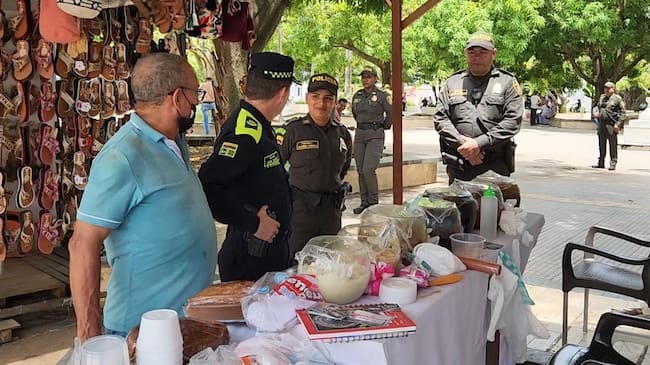 Policías en el parque central de Montería. Foto: Policía Nacional.