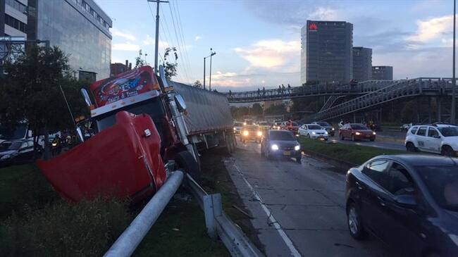 Una tractomula que se movilizaba en el sentido sur-norte de la Autopista Norte, a la altura de la calle 116, impactó contra una de las barreras ubicadas a lo largo de la vía. Foto: Redacción W Radio