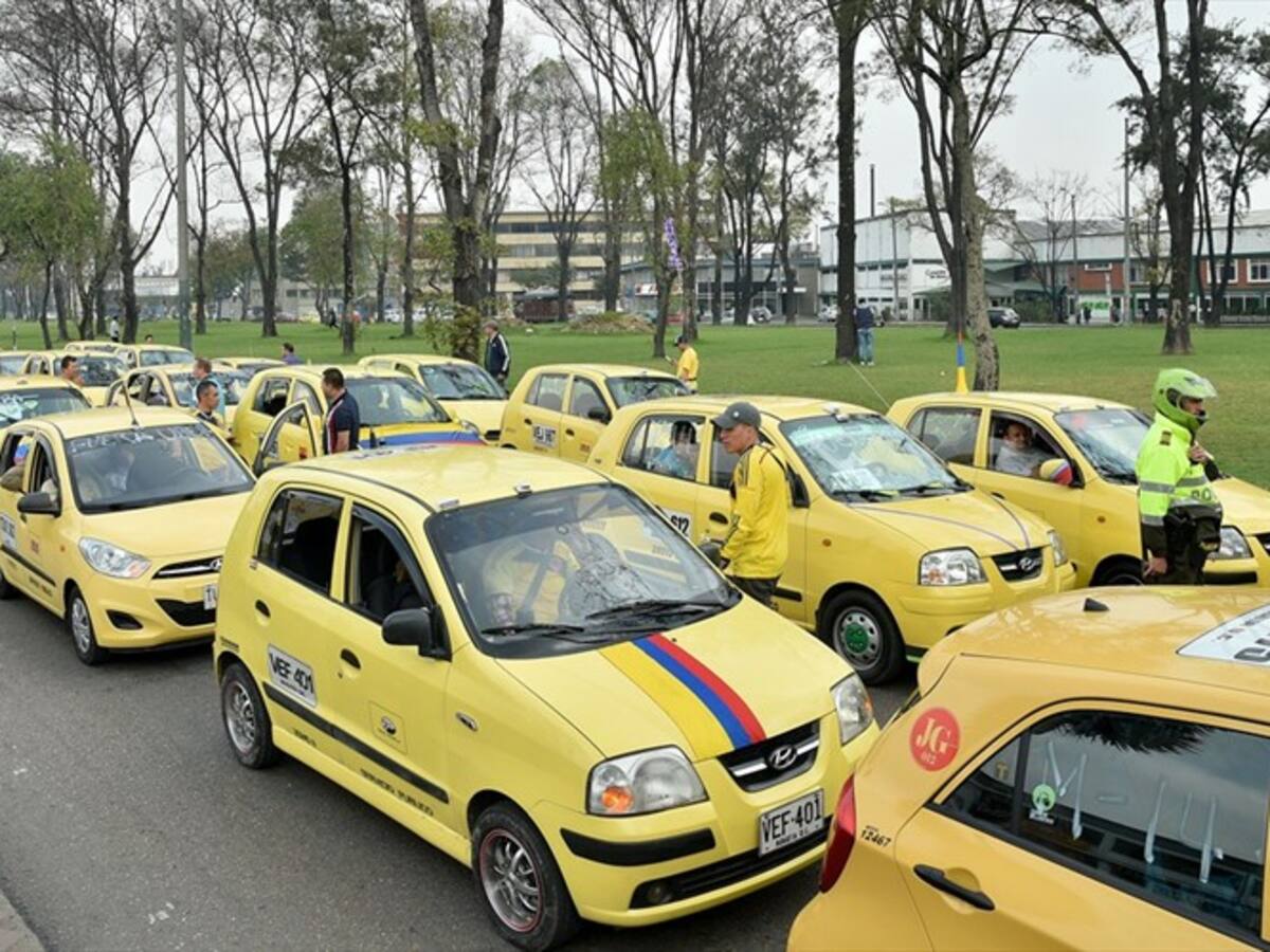 Avanza el paro de taxistas en Bogotá con actos vandálicos y bloqueo de vías