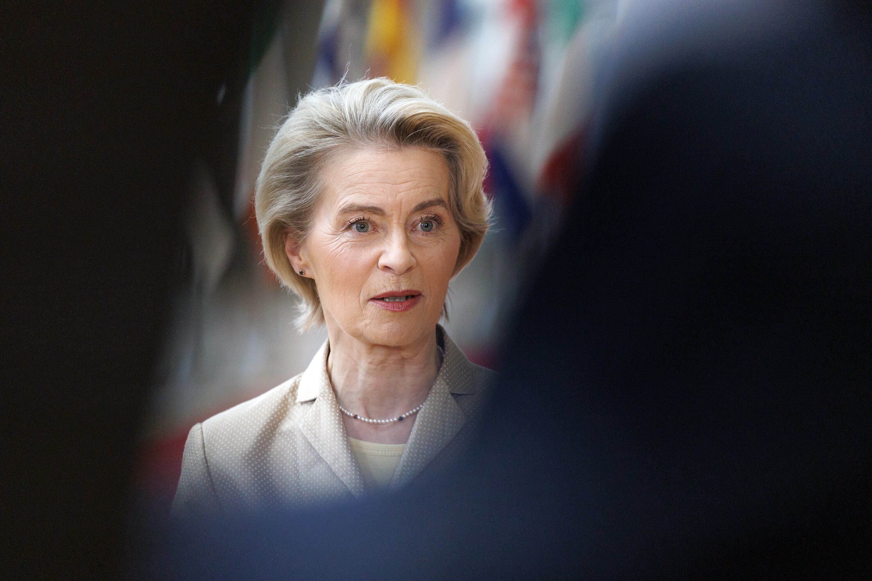 Bruselas (Bélgica), 12/02/2025.- La Presidenta de la Comisión Europea, Ursula von der Leyen, se dirige a los medios de comunicación el día de la reunión UE-Canadá.