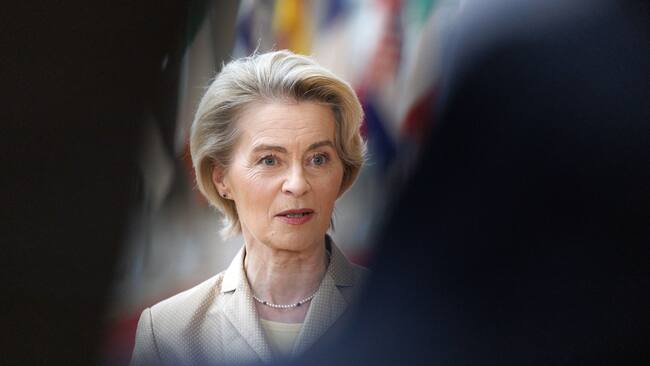Brussels (Belgium), 12/02/2025.- European Commission President Ursula von der Leyen addresses the media on the day of the EU-Canada meeting at the European Council in Brussels, Belgium, 12 February 2025. Trudeau arrived in Brussels following his visit to Paris to strengthen transatlantic co-operation. (Bélgica, Bruselas) EFE/EPA/OLIVIER MATTHYS