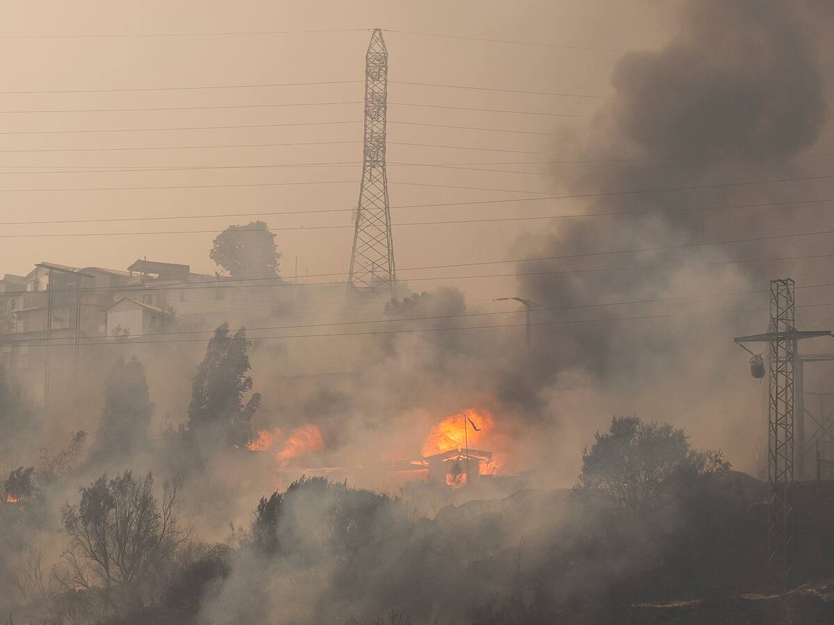 Suben a 99 los muertos en los devastadores incendios de Valparaíso, Chile