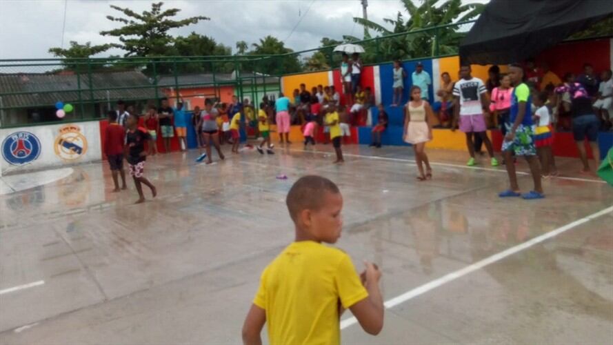 El pasado viernes 19 de octubre y tras nueve meses de construcción en la que participaron varios habitantes del sector, la cancha La Alegría fue inaugurada. Foto: Antonio Canchila (W Radio)