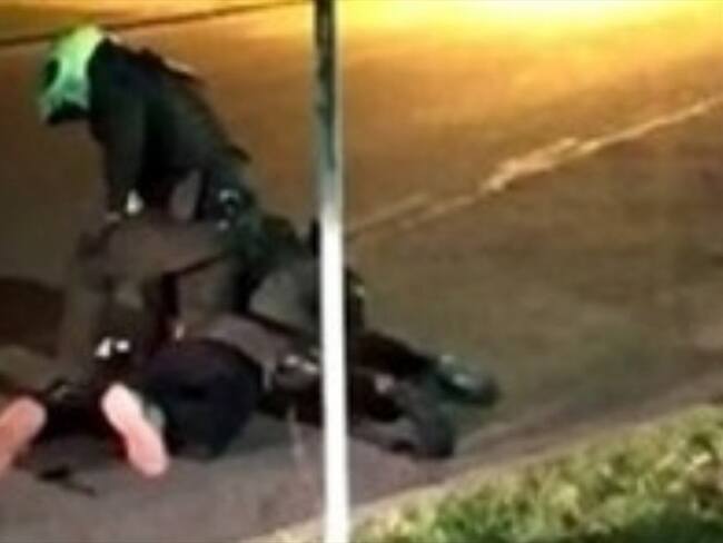 Destituyeron a policías que agredieron a Javier Ordóñez. Foto: Pantallazo video