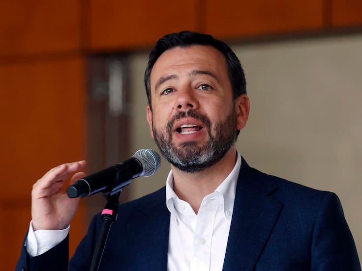 AME5588. BOGOTÁ (COLOMBIA), 08/04/2024.- El alcalde de Bogotá, Carlos Fernando Galán, habla durante una rueda de prensa este lunes en Bogotá (Colombia). El alcalde de Bogotá, Carlos Fernando Galán, anunció este lunes que el próximo jueves comenzará un racionamiento de agua por sectores para hacer frente a la sequía que ha reducido a mínimos históricos el nivel de los embalses que abastecen a la capital colombiana. EFE/Mauricio Dueñas Castañeda