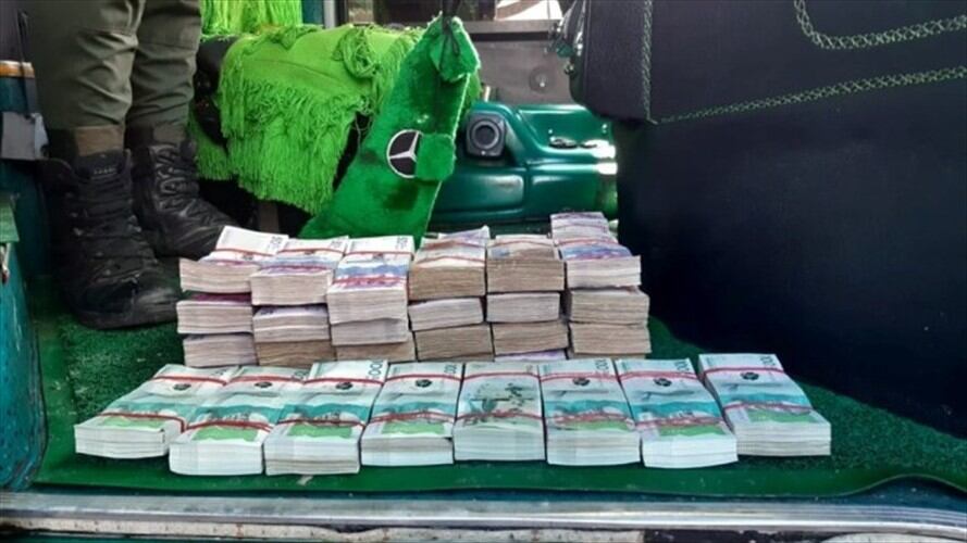 Los uniformados encontraron la suma de dinero escondida en el espacio del aire acondicionado . Foto: Policía Nacional