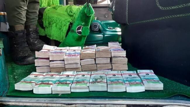 Los uniformados encontraron la suma de dinero escondida en el espacio del aire acondicionado . Foto: Policía Nacional