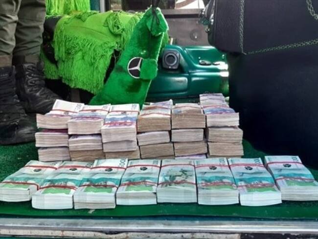 Los uniformados encontraron la suma de dinero escondida en el espacio del aire acondicionado . Foto: Policía Nacional