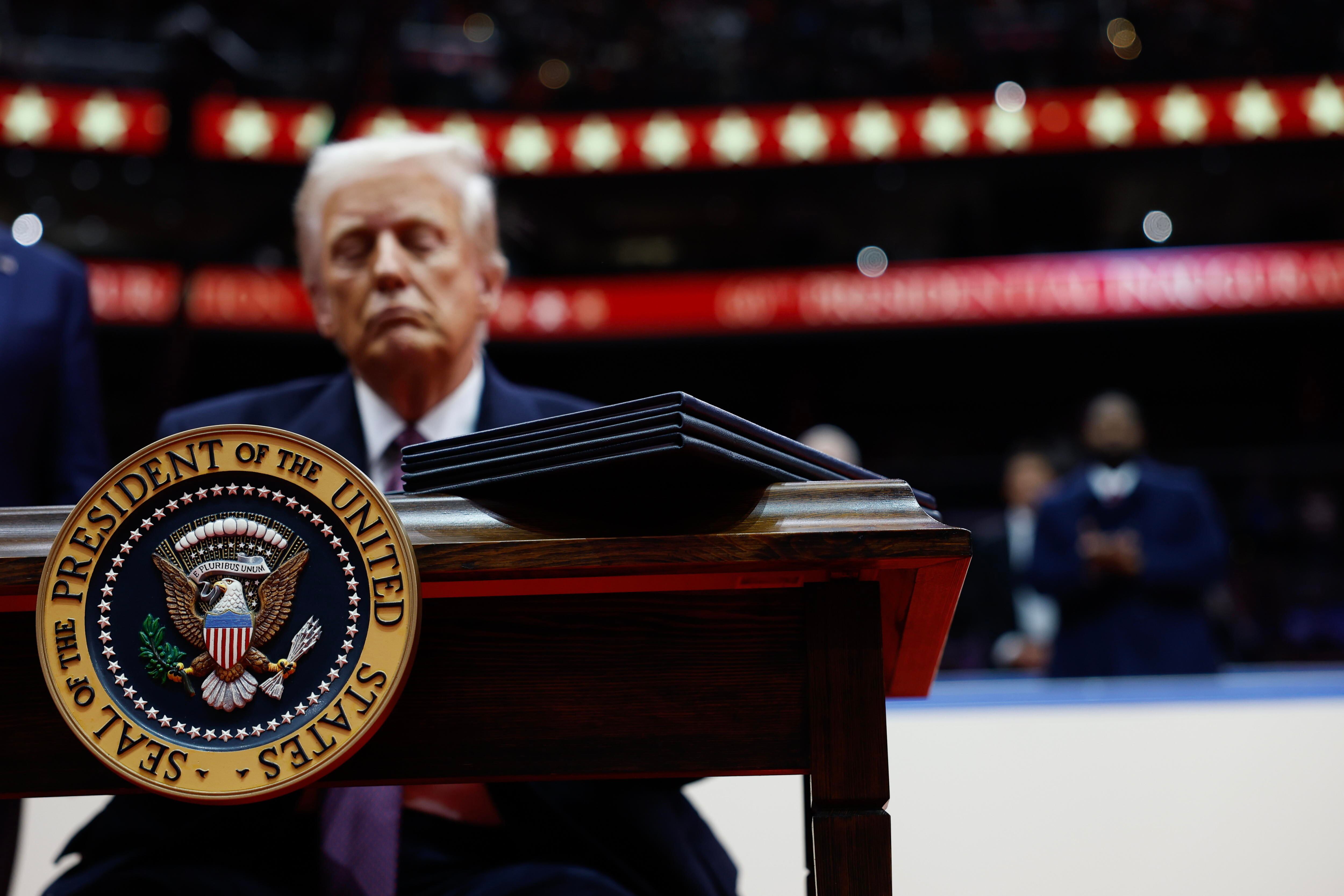 Washington (United States), 20/01/2025.- U.S. President Donald Trump signs executive orders during an indoor inauguration event at the Capital One Arena in Washington, DC, USA, 20 January 2025. Trump was sworn in for a second term as president of the United States on 20 January. The presidential inauguration was held indoors due to extreme cold temperatures in DC. (Estados Unidos) EFE/EPA/ANNA MONEYMAKER / POOL
