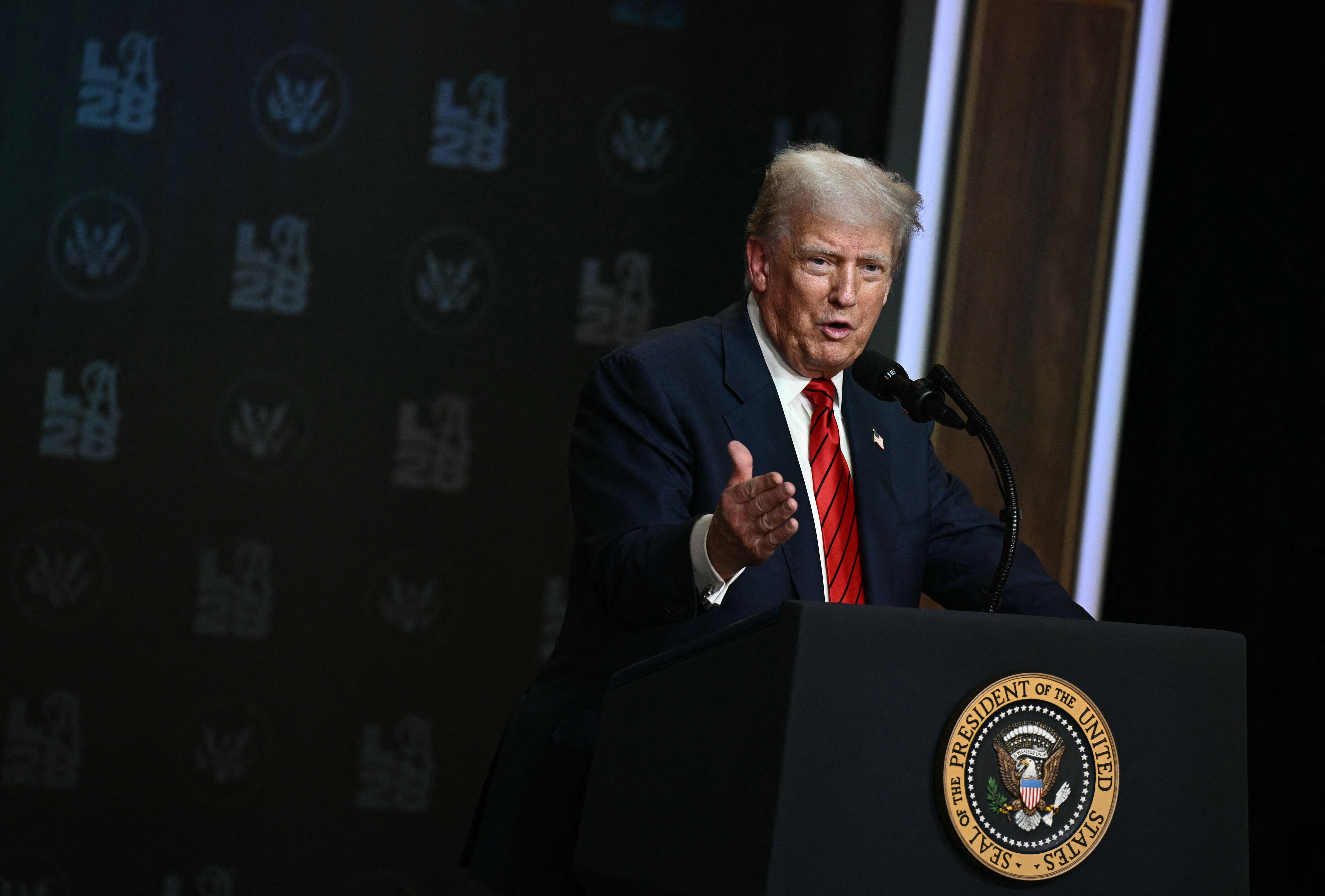El presidente de Estados Unidos, Donald Trump, habla en la Casa Blanca en el Auditorio South Court de la Casa Blanca en Washington D.C., el 5 de agosto de 2025. (Foto de Brendan SMIALOWSKI / AFP) (Foto de BRENDAN SMIALOWSKI/AFP vía Getty Images)