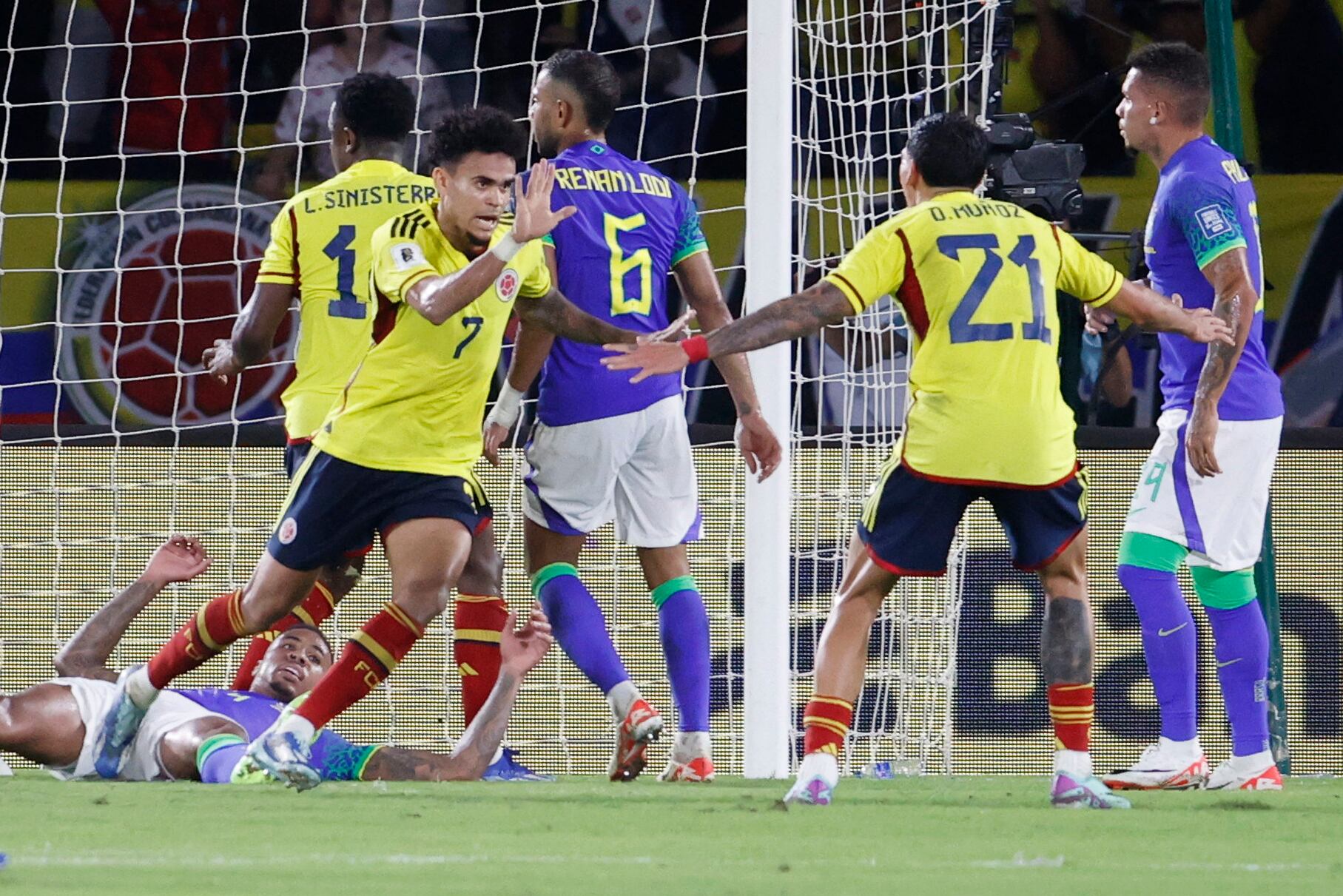 AMDEP3205. BARRANQUILLA (COLOMBIA), 16/11/2023.- Luis Díaz (i) de Colombia celebra un gol hoy, en un partido de las Eliminatorias Sudamericanas para la Copa Mundial de Fútbol 2026 entre Colombia y Brasil en el estadio Metropolitano en Barranquilla (Colombia). EFE/ Mauricio Dueñas Castañeda