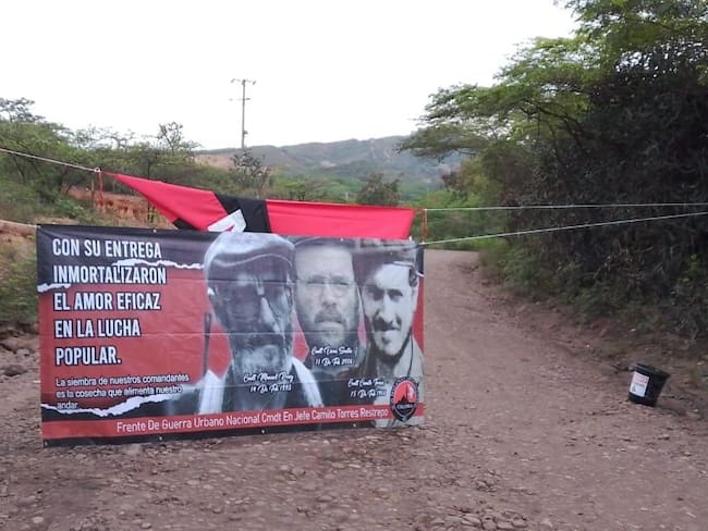 Un balde con presuntos explosivos mantiene bloqueada la vía a Urimaco, Norte de Santander