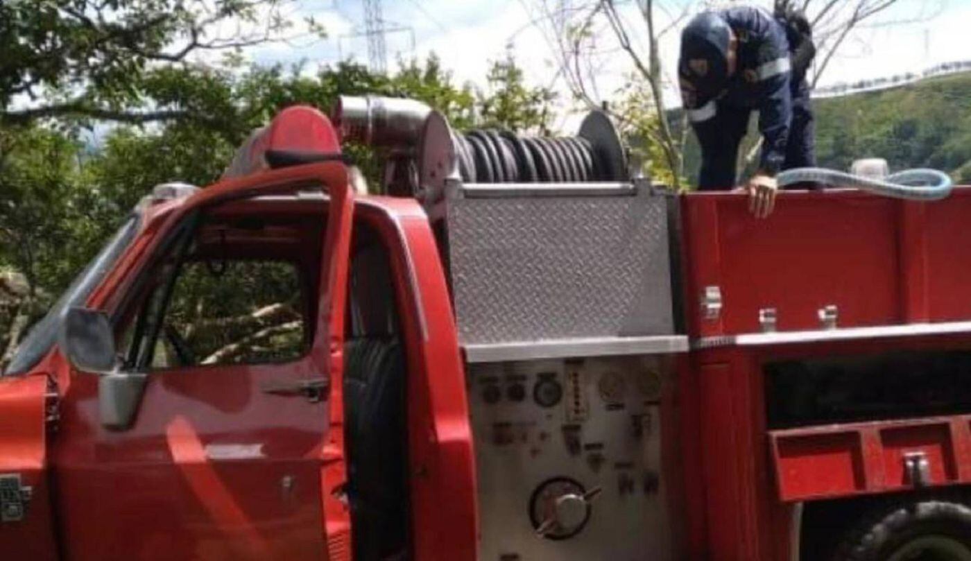 Uno de los vehículos de bomberos de Marmato, Caldas, está sin funcionamiento. Crédito: Bomberos Marmato, Caldas.