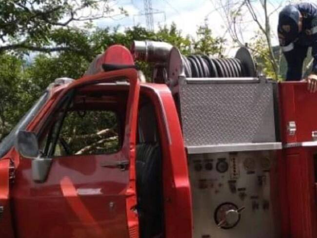 Uno de los vehículos de bomberos de Marmato, Caldas, está sin funcionamiento. Crédito: Bomberos Marmato, Caldas.