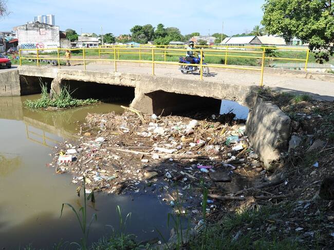 La situación que registran los canales pluviales han incidido en el brote de dengue que se registra en Cartagena. Crédito: Foto/archivo W Radio.