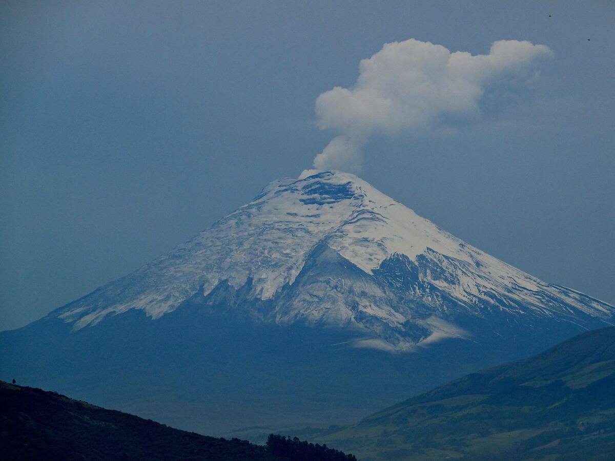 Se registra emisión de ceniza en el volcán Cotopaxi, en Ecuador