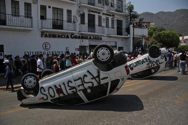 Personas bloquean unas calles este jueves, durante una protesta por el secuestro y asesinato de la menor Camila Gómez, en el municipio de Taxco, en el estado de Guerrero (México). Foto: EFE.