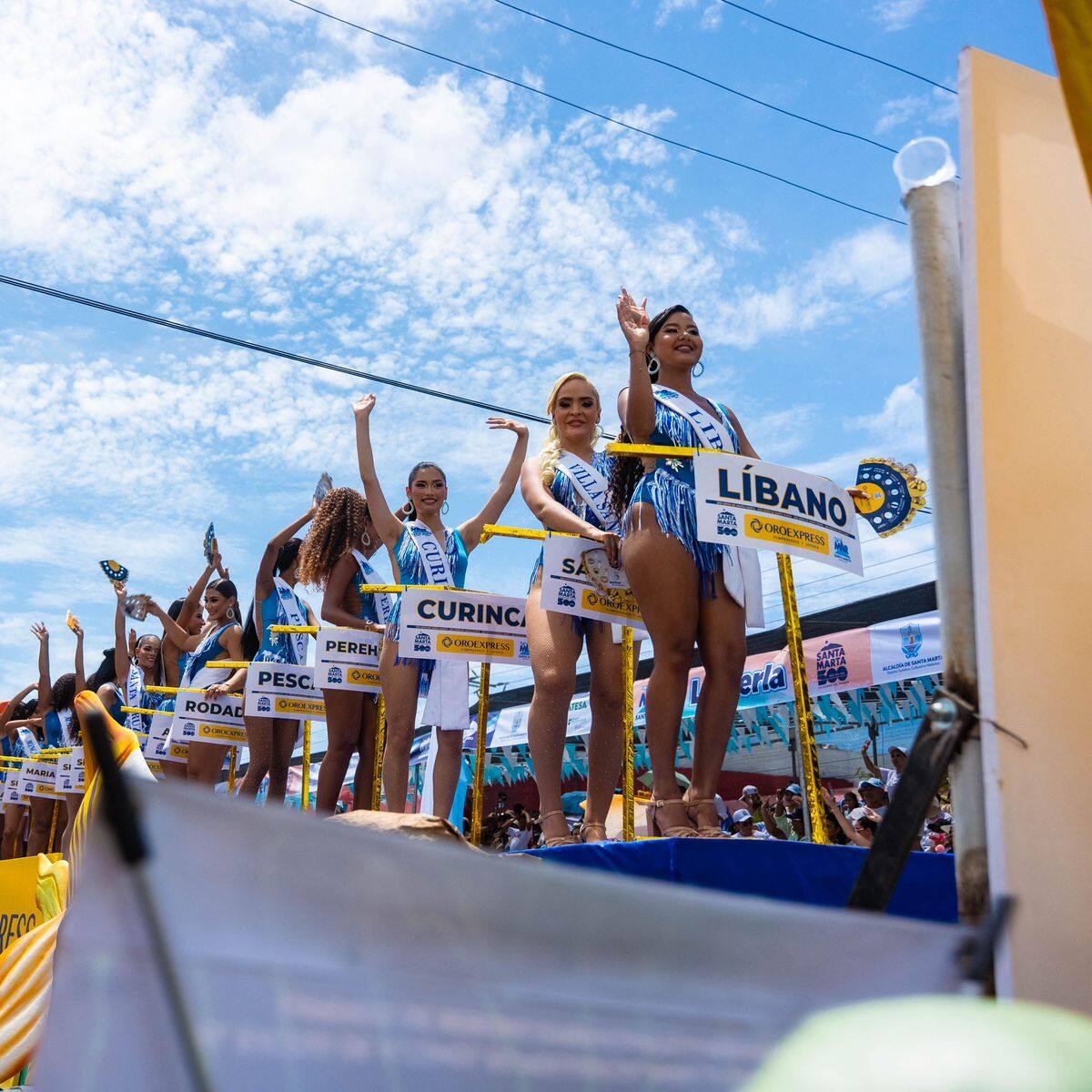 Más de 200 comparsas y una docena de carrozas participaron del desfile folclórico de Fiestas del Mar