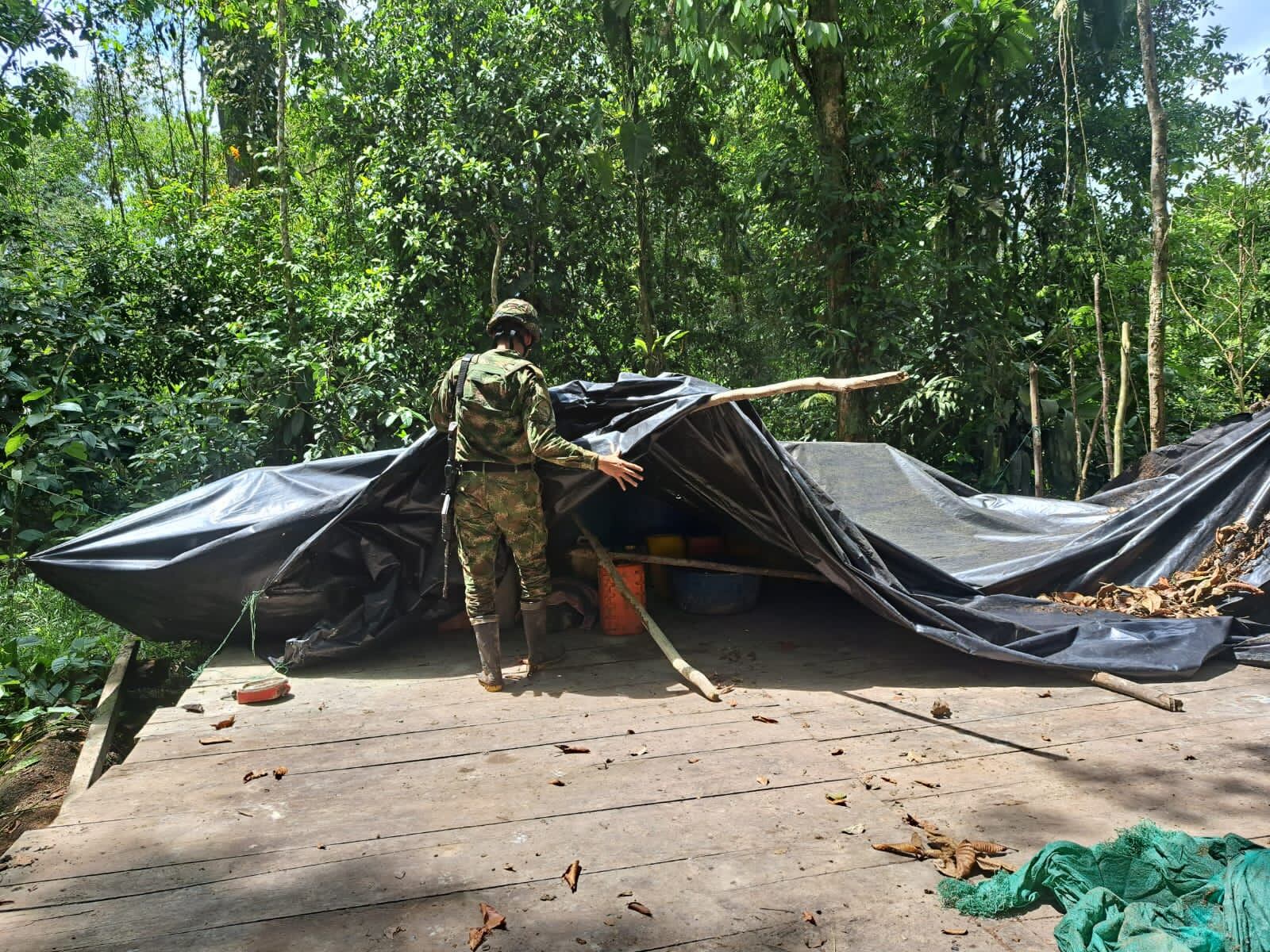 Labotario de coca destruído. 15 de abril de 2023, Colombia. Foto: Twitter Armada de Colombia.