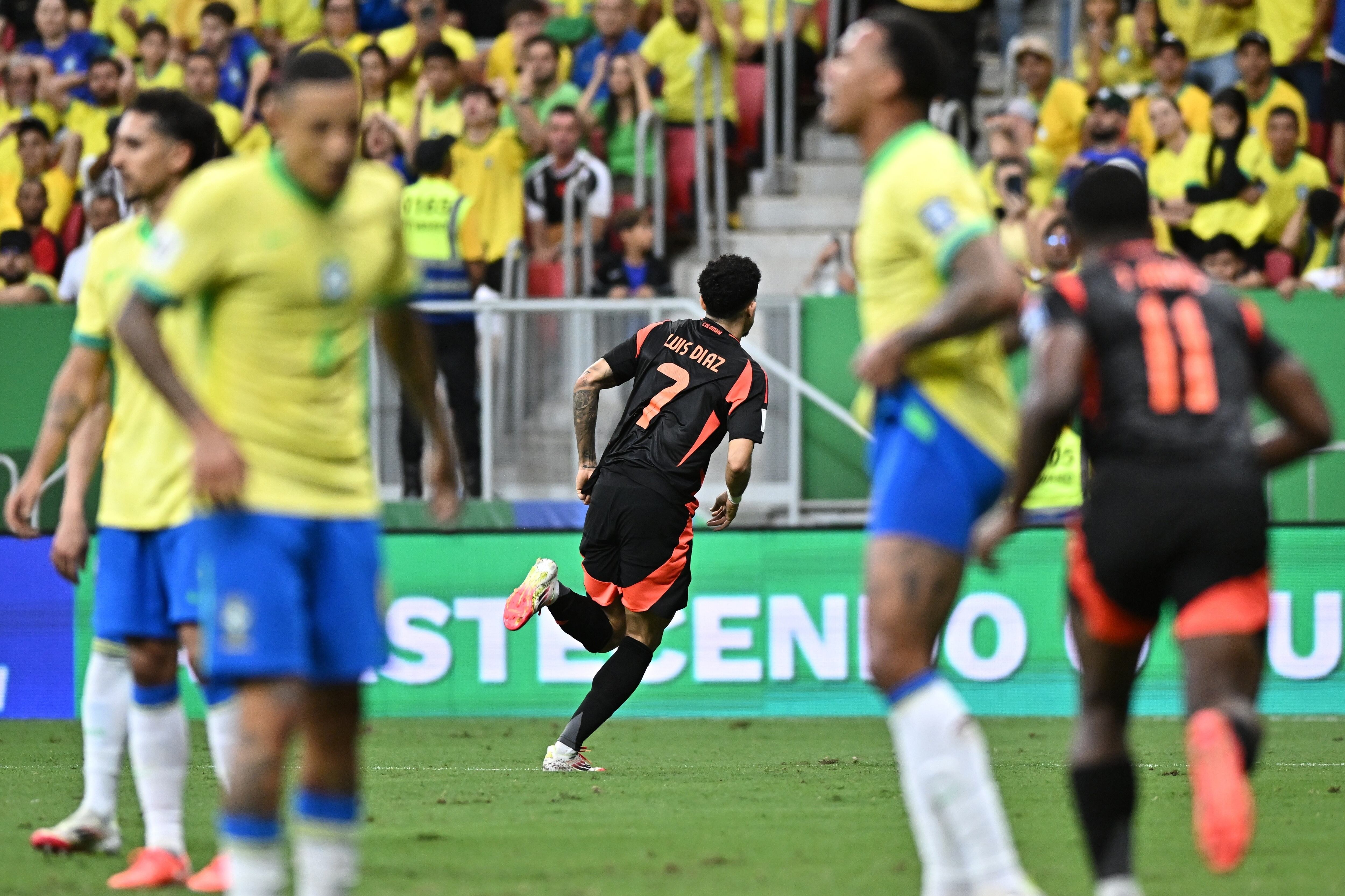 Luis Díaz de Colombia celebra el gol del empate entre Brasil y Colombia. FOTO: EFE/ Andre Borges