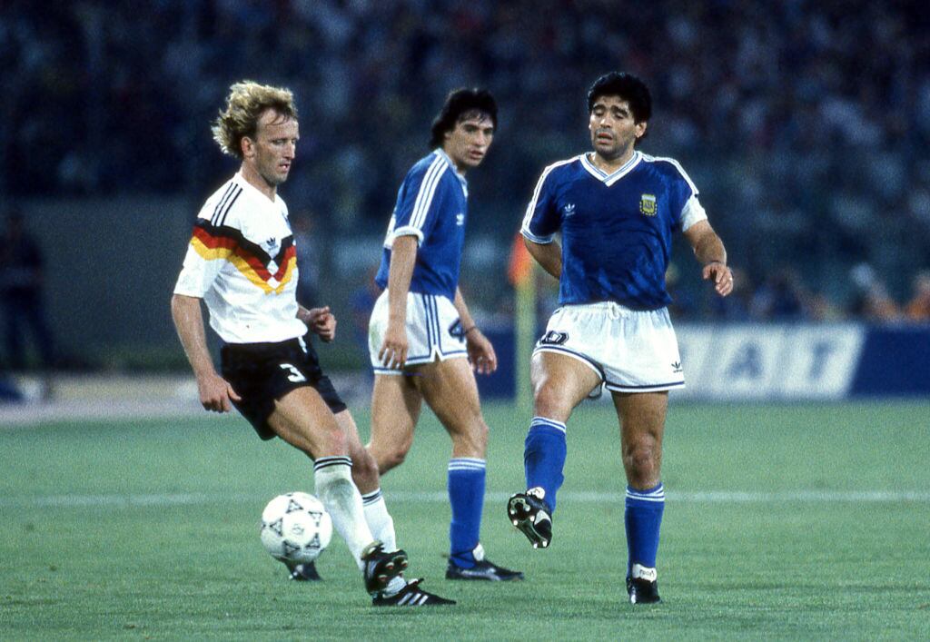 Andreas Brehme, futbolista alemán (izquierda) y Diego Armando Maradona, futbolista argentino (derecha) en la final del Mundial Italia 1990. Foto: Getty Images.