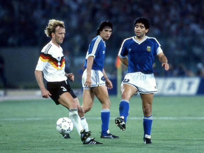 Andreas Brehme, futbolista alemán (izquierda) y Diego Armando Maradona, futbolista argentino (derecha) en la final del Mundial Italia 1990. Foto: Getty Images.