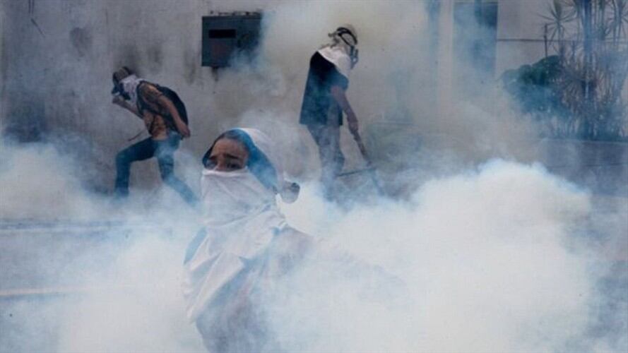 La policía usó gases lacrimógenos en las protestas de abril de 2017 contra el gobierno de Nicolás Maduro, en Caracas, Venezuela.. Foto: BBC Mundo