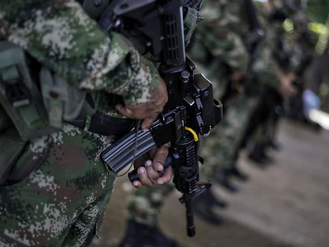 JEP admite a dos soldados del Ejército procesados por venta de armas a las Farc