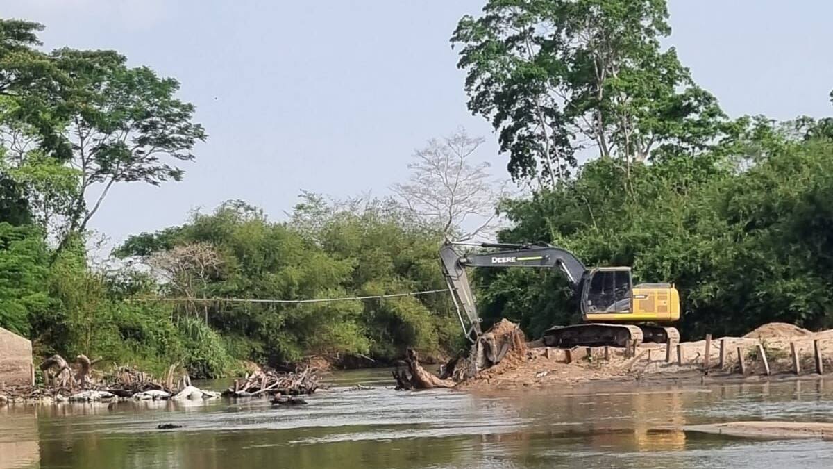 Retiran elementos que impedían el flujo del agua en los ríos Frío y Fundación