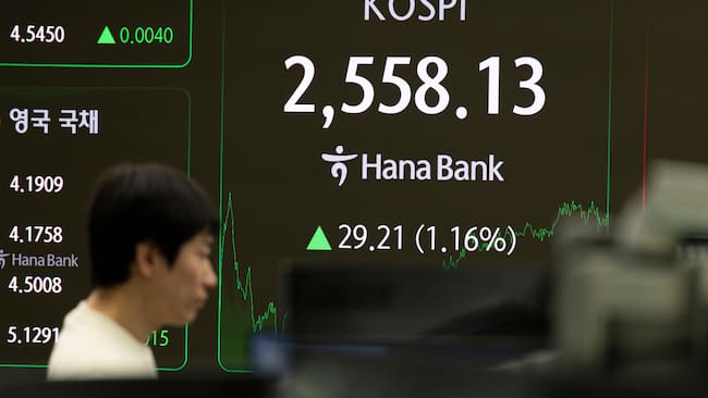 Seoul (Republic Of), 05/03/2025.- A South Korean dealer works in front of a monitor at the Hana Bank in Seoul, South Korea, 05 March 2025. The benchmark South Korea Composite Stock Price Index (KOSPI) rose 29.21 points, or 1.16 percent, to close at 2,558.13. (Corea del Sur, Seúl) EFE/EPA/JEON HEON-KYUN