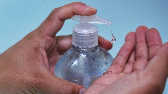 El antibacterial debe usarse cuando no sea posible lavarse las manos . Foto: Colprensa