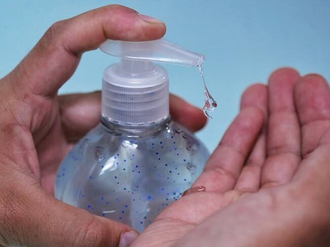 El antibacterial debe usarse cuando no sea posible lavarse las manos . Foto: Colprensa