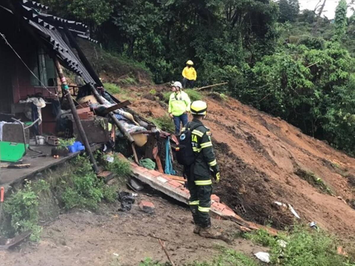 Dos muertos y cinco heridos por deslizamiento de tierra en Pereira