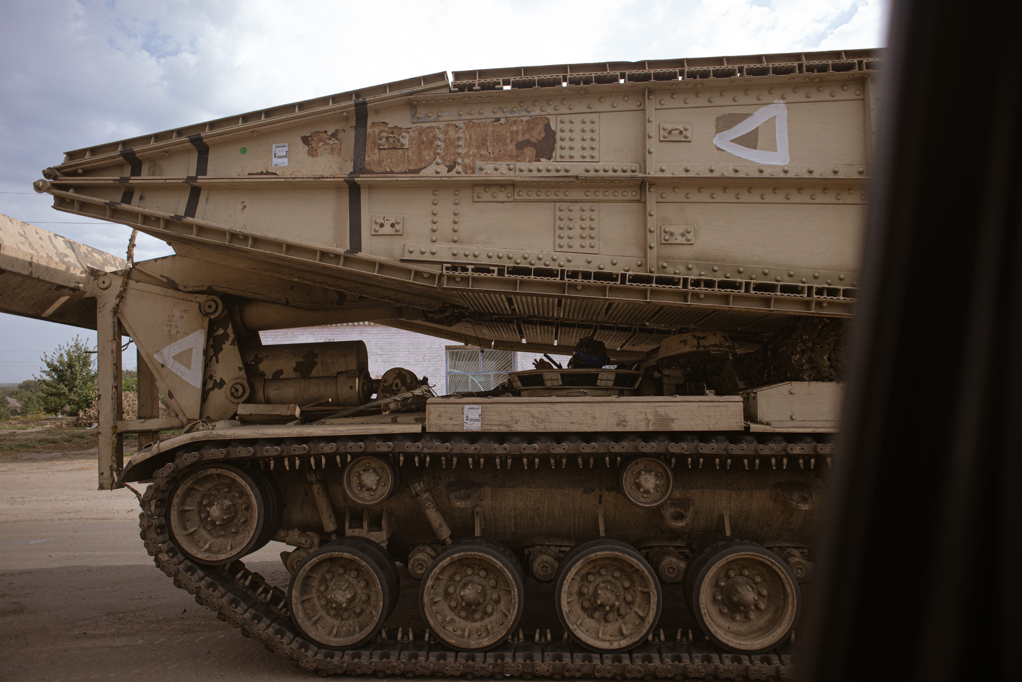 Vehículos militares se movilizan dentro de Kursk. FOTO: Andre Alves/Anadolu via Getty Images