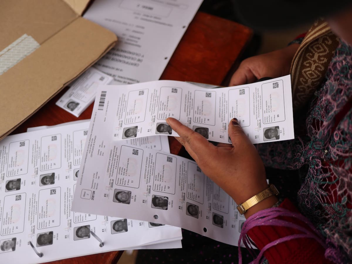 Abren las mesas de votación en Bolivia para la segunda vuelta presidencial