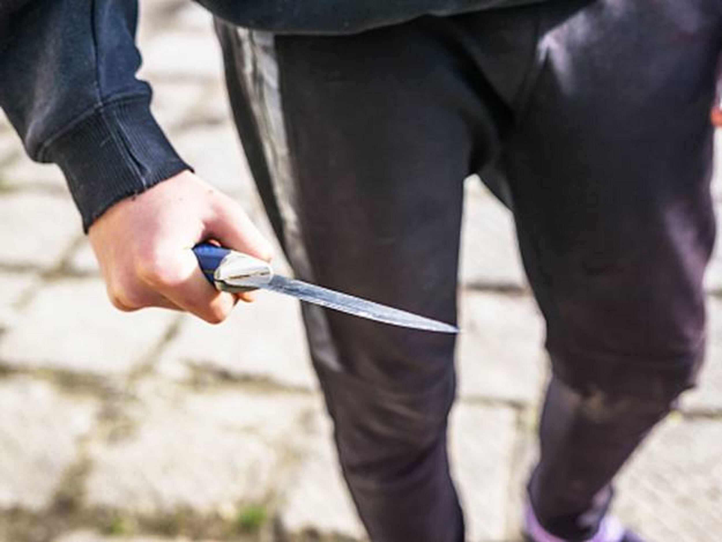 Imagen de referencia de un hombre con un puñal. Foto: Getty / GankaTt.