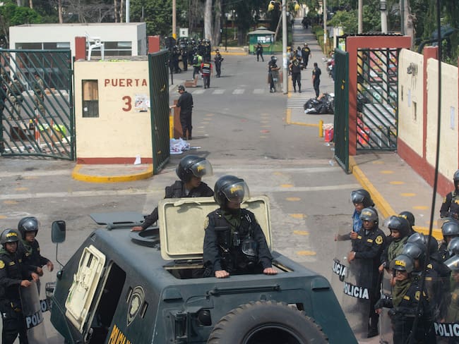 La policía antidisturbios ingresa al campus de la Universidad de San Marcos para confrontar y arrestar a los alborotadores que se esconden en las instalaciones en Lima el 21 de enero de 2023. Foto de JUAN MANDAMIENTO/AFP vía Getty Images.