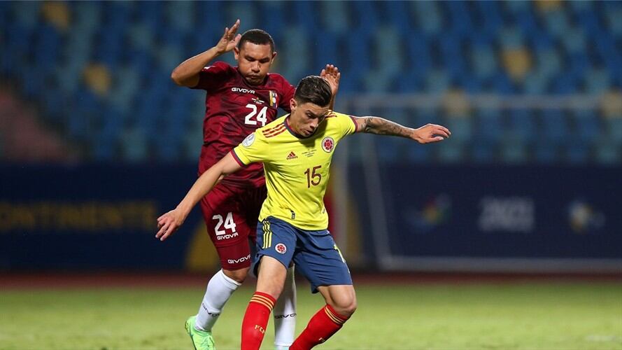 Mateus Uribe y Bernaldo Manzano en partido Colombia vs. Venezuela por Copa América. Foto: Alexandre Schneider/Getty Images