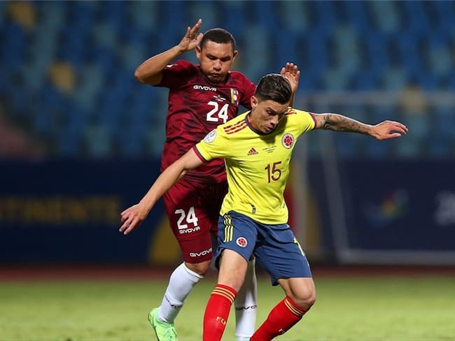 Mateus Uribe y Bernaldo Manzano en partido Colombia vs. Venezuela por Copa América. Foto: Alexandre Schneider/Getty Images