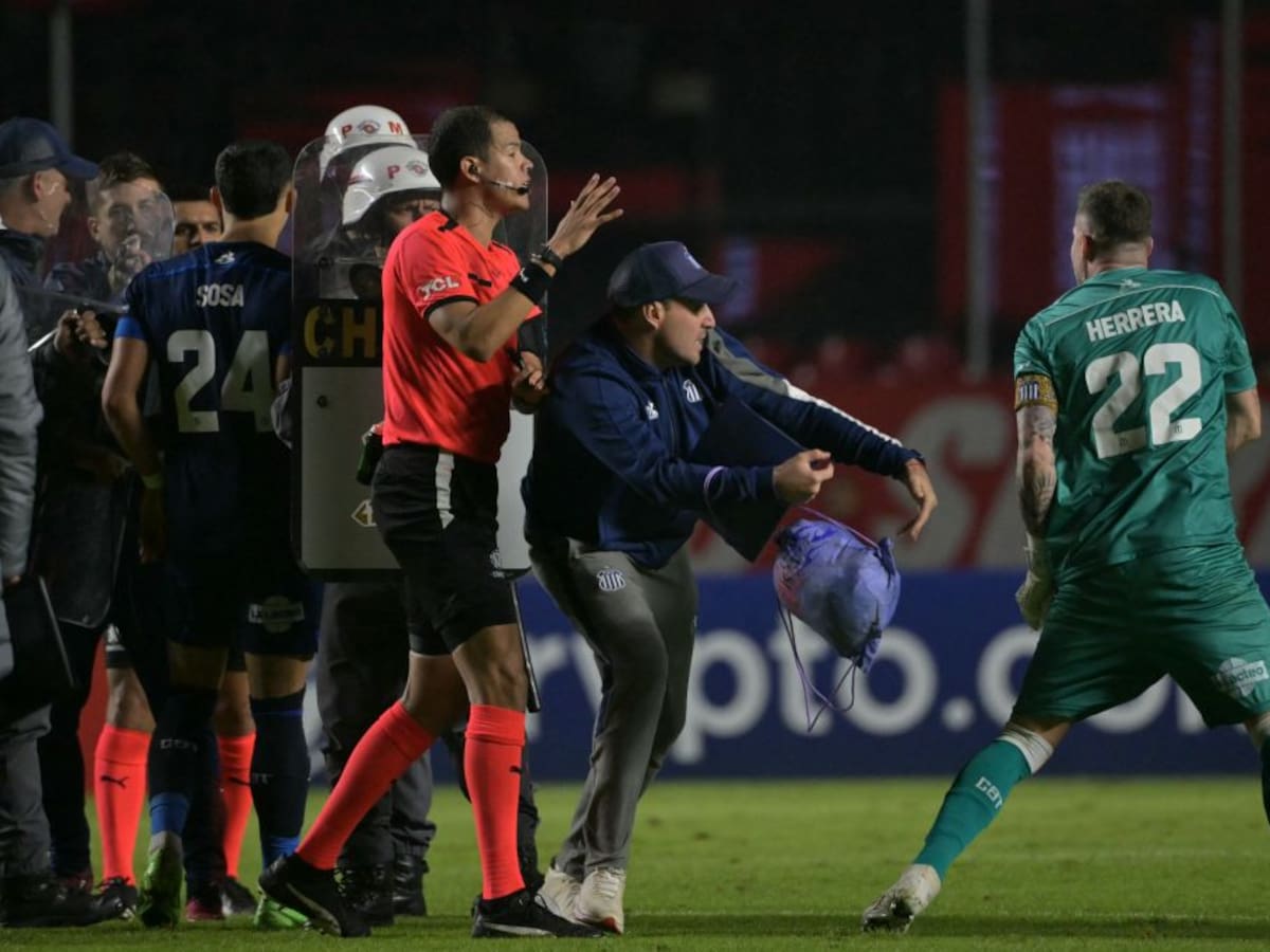 Video: brutal pelea entre jugadores de Talleres y Policía en juego de Copa Libertadores
