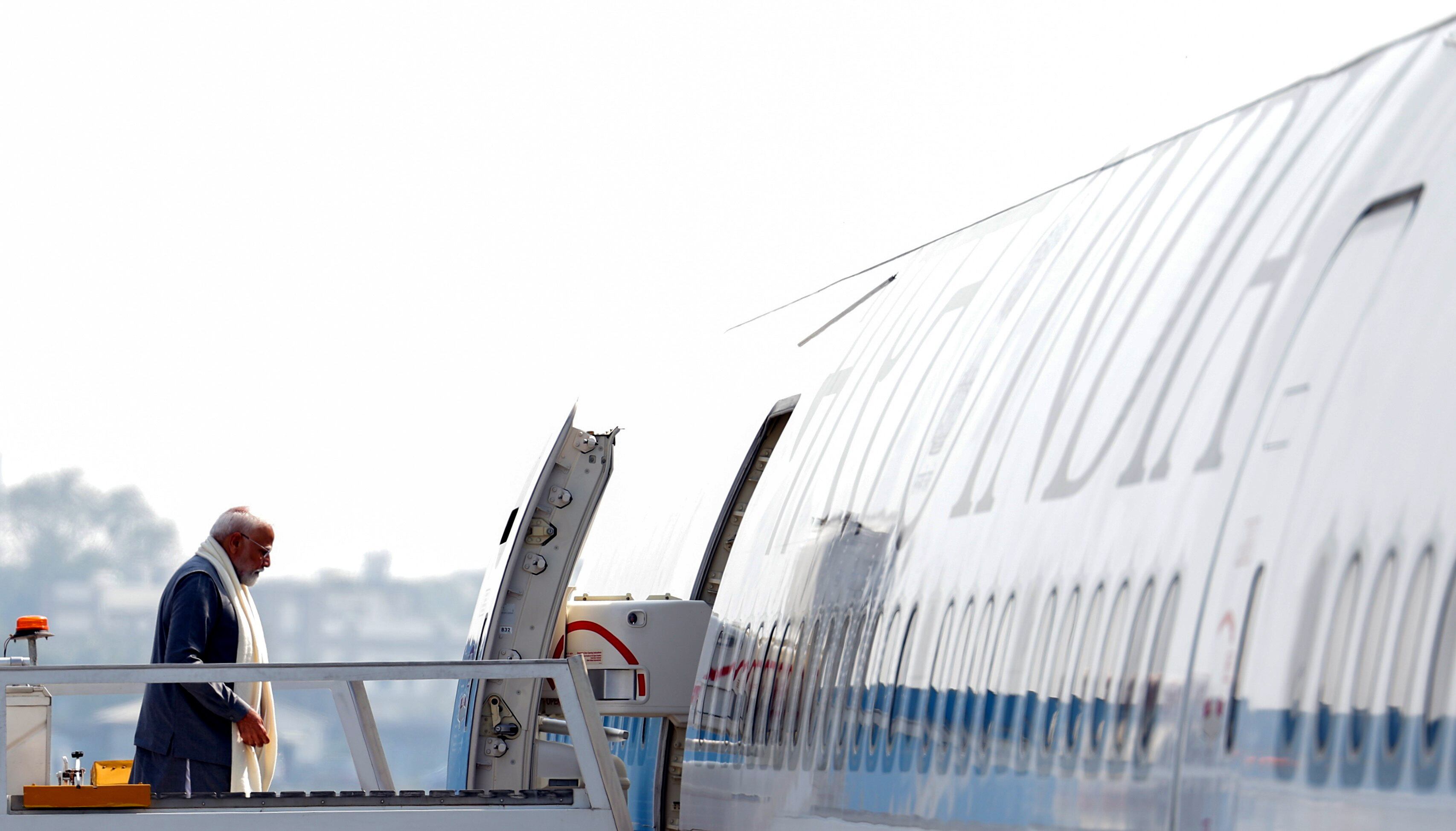 Primer ministro de la India, Narendra Modi, abordando su avión para iniciar sus visitas a Francia y Estados Unidos. FOTO: EFE/EPA/INDIAN PRESS INFORMATON BUREAU / HANDOUT HANDOUT EDITORIAL USE ONLY/NO SALES