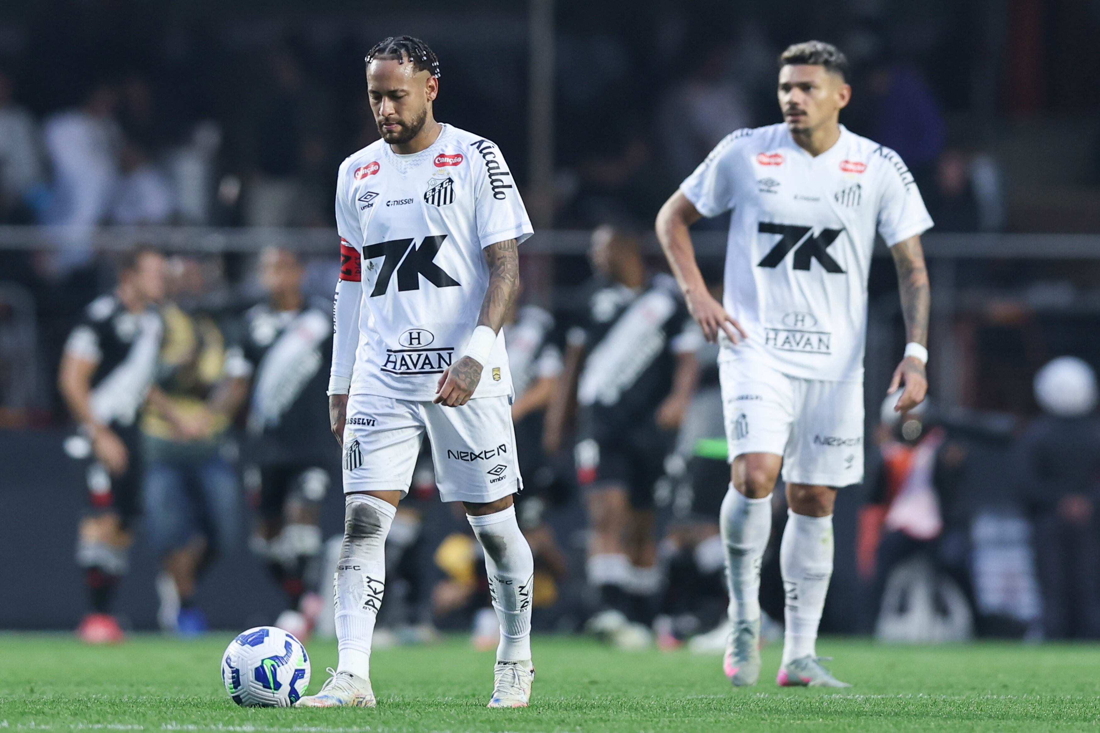 Neymar reacciona durante el partido entre Santos y Vasco da Gama en el Estadio Morumbi el 17 de agosto de 2025 en Sao Paulo, Brasil. (Foto de Alexandre Schneider/Getty Images)