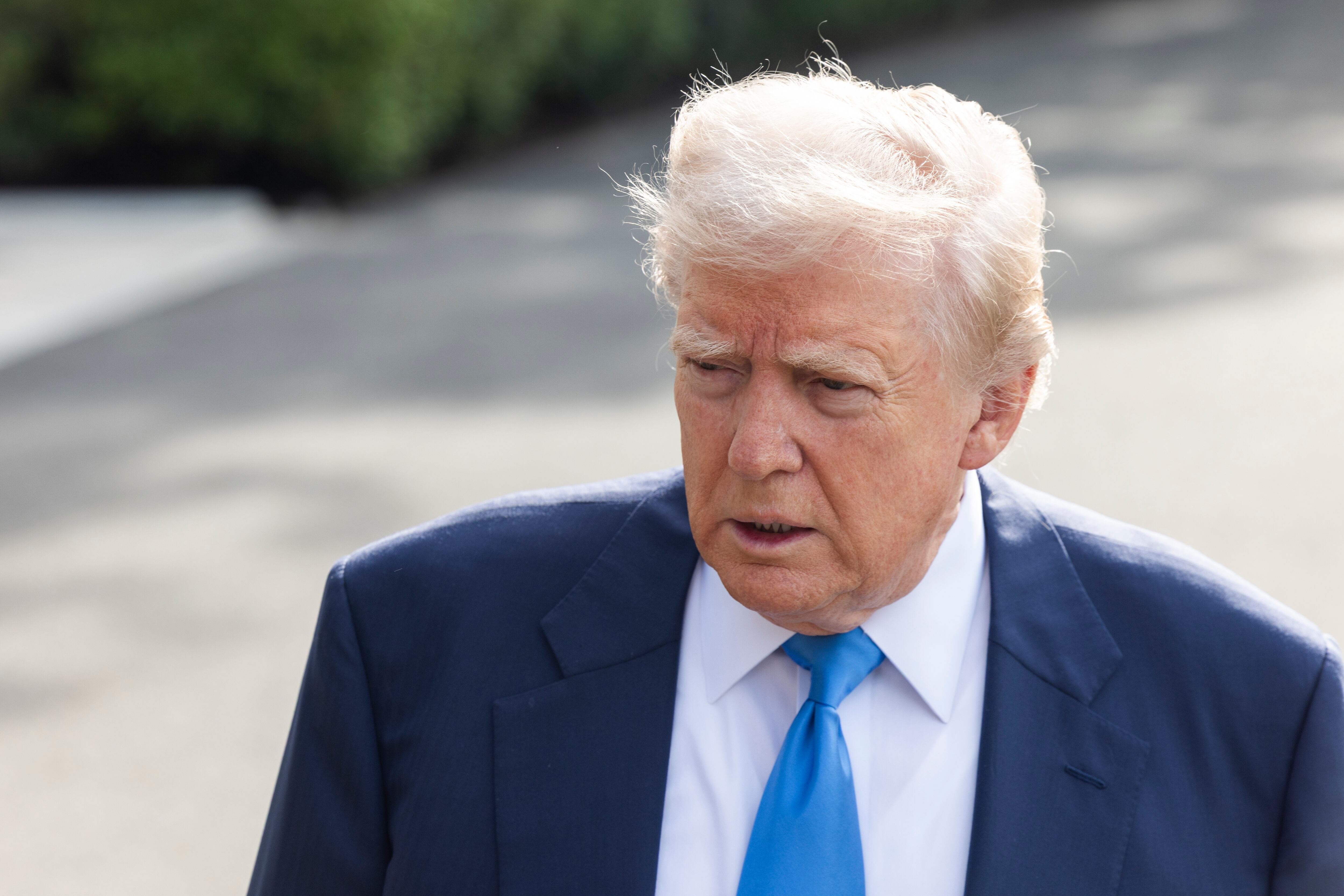 WASHINGTON (United States), 25/04/2025.- US President Donald Trump speaks briefly to the media before departing the White House for Rome, where he will attend Pope Francis' funeral, in Washington, DC, USA, 25 April 2025. In response to reporters' questions, Trump said talks on the the war in Ukraine are 'coming along'. (Papa, Ucrania, Roma) EFE/EPA/JIM LO SCALZO
