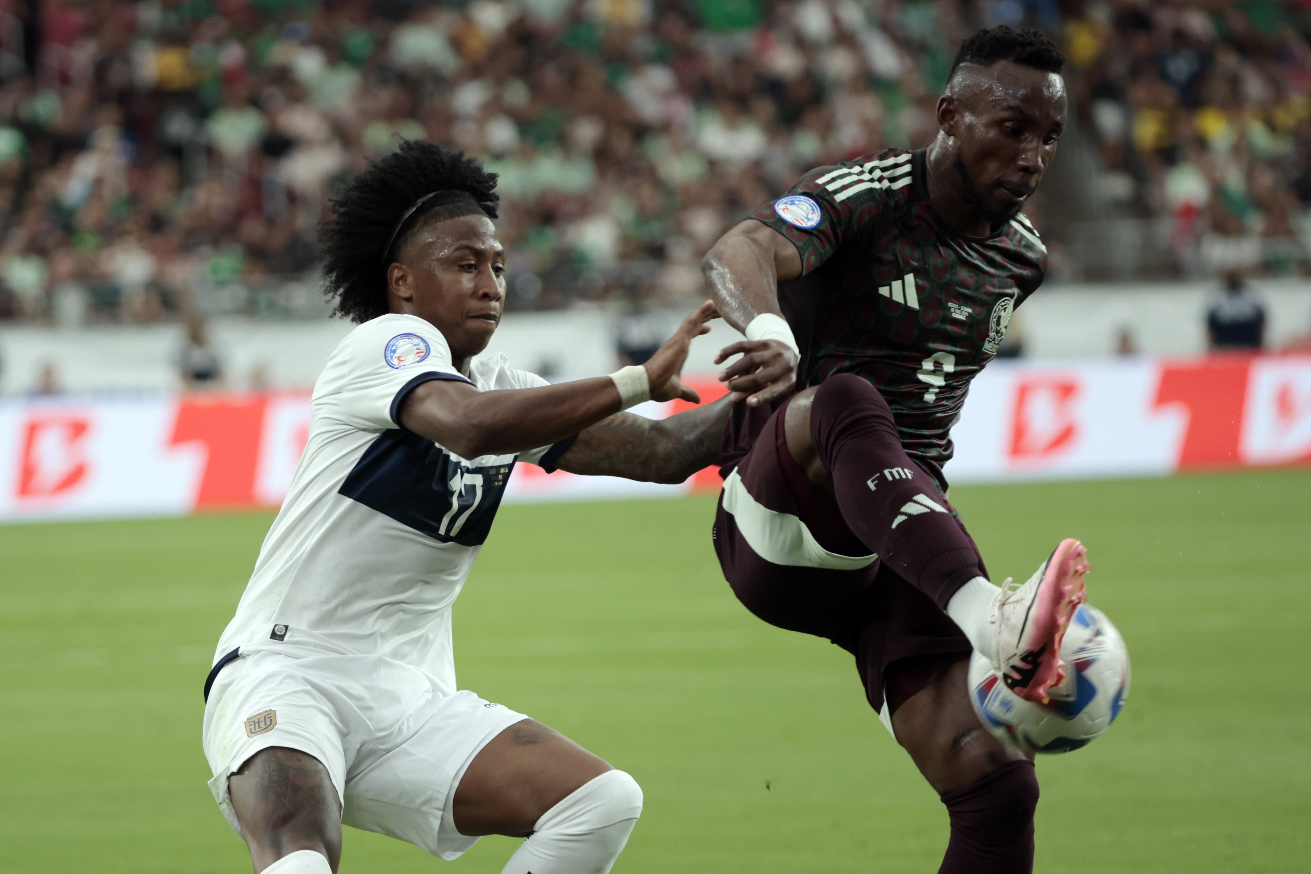 Glendale (United States), 30/06/2024.- Angelo Preciado of Ecuador (L) and Julian Quinones of Mexico (R) in action during the CONMEBOL Copa America 2024 group B soccer match between Mexico and Ecuador in Glendale, Arizona, USA, 30 June 2024. EFE/EPA/JOHN G. MABANGLO