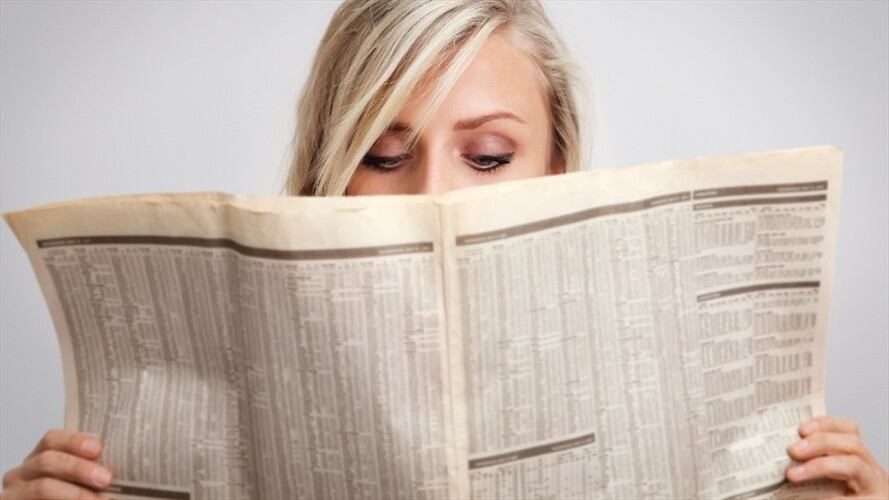 Foto ilustrativa de una mujer leyendo el periódico. Foto: Getty Images/narvikk